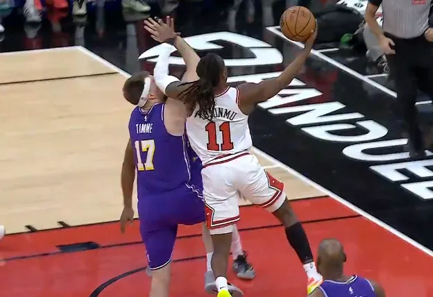 网页版登录入口-蒂米被打到面部走回更衣室，裁判回看吹多森姆普通进攻犯规